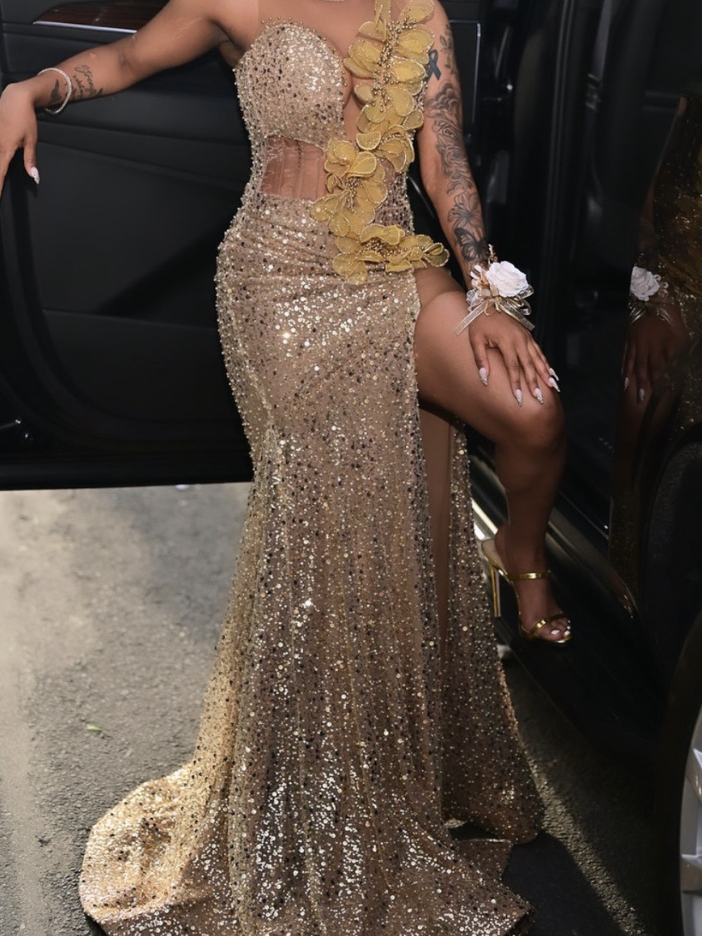 Elegant Gold Sequin One-Shoulder Evening Dress with Floral Appliqué